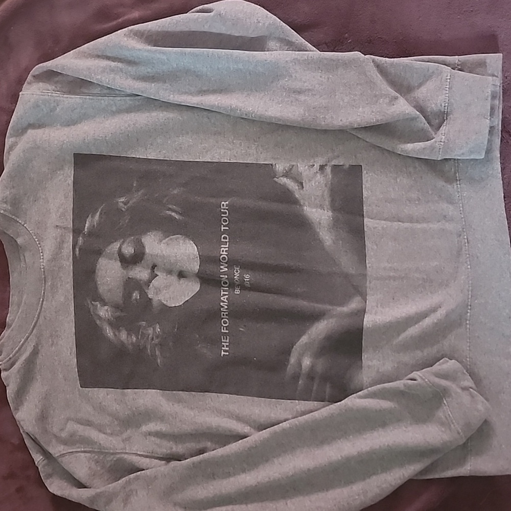 🗨 Beyonce world tour sweatshirt size Medium